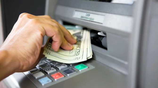 Strukturyzacja w praniu pieniędzy: techniki, red flagi i kontrole