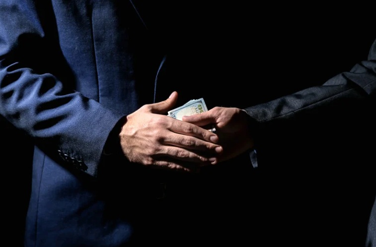 Deepfake Sextortion: ostrzeżenie FinCEN i jego implikacje dla AML