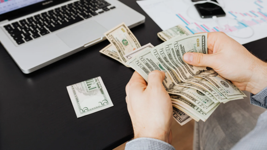 Jak przestępcy piorą gotówkę i co może zrobić compliance